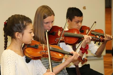 Students playing violins 